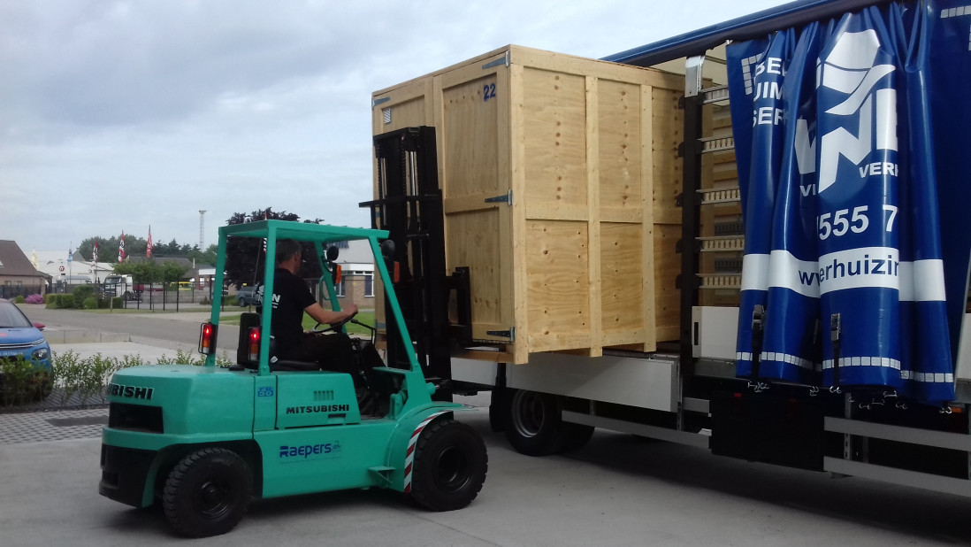 Open meubelbox met bewaarde meubels
