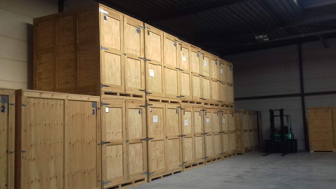 Meubelbox wordt naar de vrachtwagen gebracht