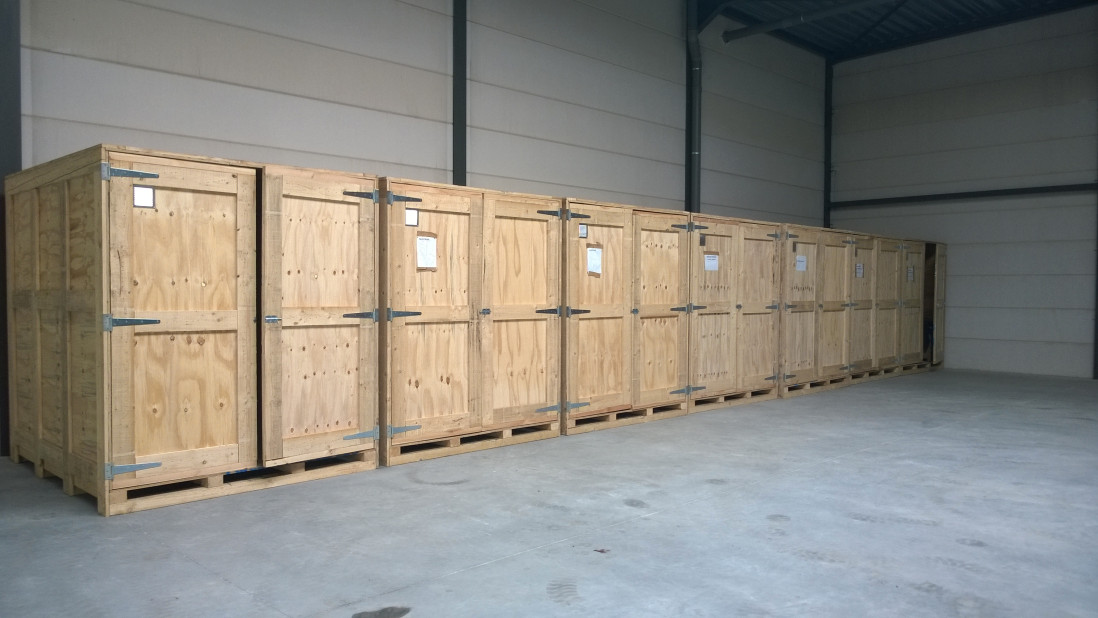Gestapelde meubelboxen in de opslagruimte