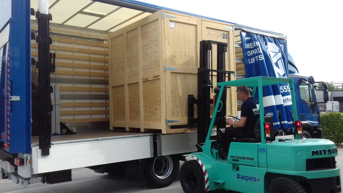 Heftruck laadt een meubelbox